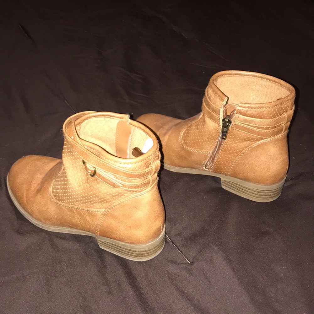 Kids brown ankle zip up boots